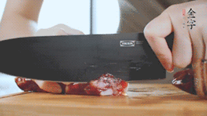 食材統(tǒng)統(tǒng)切成片，待用。