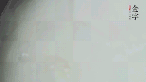 將浸泡了30分鐘的米放入電飯煲中，在水中加入半勺油。