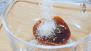 合上蓋子，啟動(dòng)電源煮飯。期間混合好調(diào)味汁。