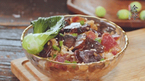 期間用開水燙熟青菜，煎好荷包蛋~ （懶人可忽略此步）