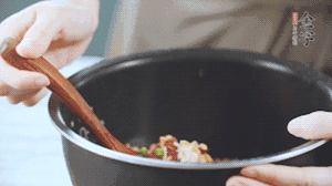 揭開鍋蓋，放上青菜，荷包蛋，就可以吃了。