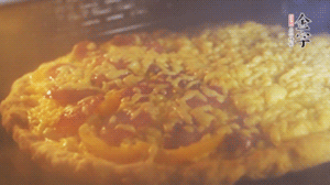 準備好披薩餅皮，烤盤刷油后入烤箱預(yù)熱10分鐘，放上面餅后180度烤10分鐘。（現(xiàn)成買的披薩皮，就忽略此步驟）