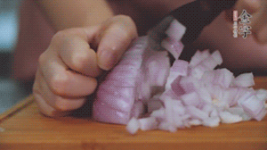 2.半個青椒、半個黃椒切圈、一個洋蔥切丁、三個白蘑菇切片備用。