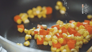 胡蘿卜、玉米洗凈后，處理成粒，加鹽簡單炒制。
