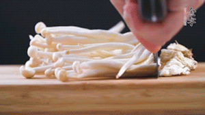 海鮮菇、蟹味菇去掉根部，洗凈。