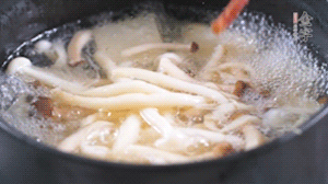 依次放火腿、豆腐，加水大火燒開，小火燉煮20分鐘，出鍋前撒上蔥花即可。