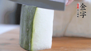 冬瓜去瓤去皮，切小塊。