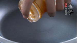 植物油入鍋，翻炒冬瓜。