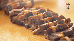 金字醬肉切片。