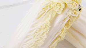 娃娃菜洗凈，對(duì)半切。