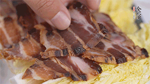 依次擺放娃娃菜和醬肉。