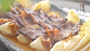 出鍋后擺上香菜。