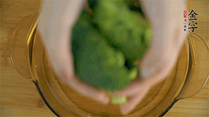 西蘭花洗凈，切成小塊汆燙，切碎。