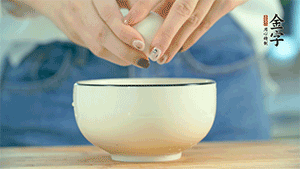 雞蛋液打散，可以加點(diǎn)鹽和黃酒，邊煎邊用筷子攪拌。