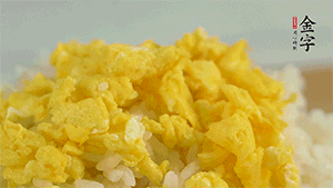 將雞蛋碎、西蘭花碎和放涼的米飯混合，用少許鹽、橄欖油調(diào)味。