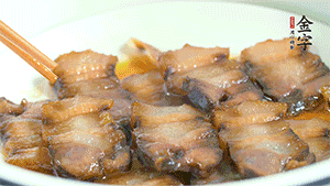 鋪上一片醬肉，撒點(diǎn)芝麻即可。