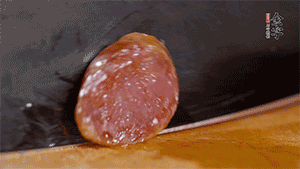 金字火腿肉香腸上鍋蒸15分鐘，切片備用。