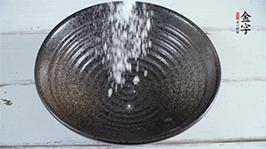 面粉加適量清水，攪拌成糊狀。