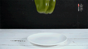 雞蛋打散，加青椒粒、蔥花攪拌。