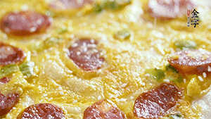 撒上一些芝麻，準(zhǔn)備一些番茄醬，一份早餐就做好了。