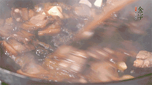 熱油下鍋，爆香蒜片。放入醬肉翻炒片刻后,下豌豆尖均勻翻炒。