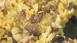 熱油起鍋，下醬肉丁炒香，再加入筍丁、適量水淀粉勾芡翻炒均勻。