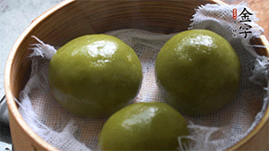 青團(tuán)上沸水鍋中蒸10分鐘即可。