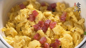 將香腸、韭菜、雞蛋攪拌均勻，可適當(dāng)加玉米油、十三香、味精調(diào)味。