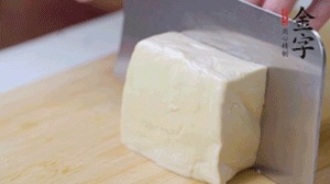 老豆腐切片，浸水備用。