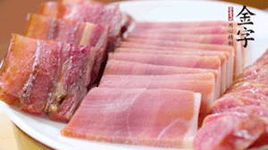 擺盤后鋪上老豆腐，淋點料酒，灑點白糖上鍋蒸20分鐘。