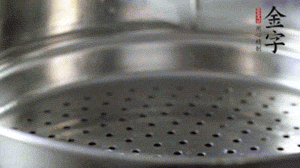 出鍋后，倒扣臘味，撒上蔥花即可。