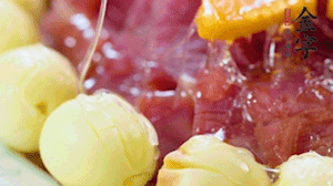 出鍋前10分鐘淋上蜂蜜，倒扣出來撒上桂花，擺上胡蘿卜裝飾即可。