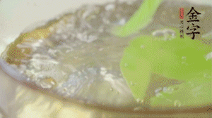 萵筍去皮切片，加鹽焯水。