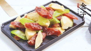 熱油下鍋，依次下金字香腸、萵筍、冬筍，均勻翻炒。