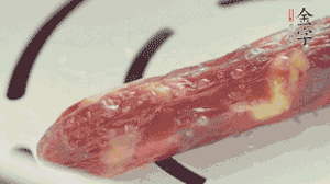 香腸蒸至半熟切片，筍切丁備用。