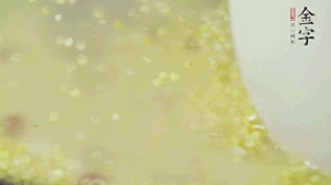 糯米、紅豆浸泡1小時(shí)，和小米一起入電飯鍋蒸熟。