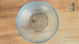 取一個(gè)碗，香菇倒放，香腸片圍繞鋪成圓形，加炒好的米飯壓實(shí)。