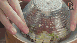 碗倒扣到盤中，擺上焯水后的熟蝦仁即可。