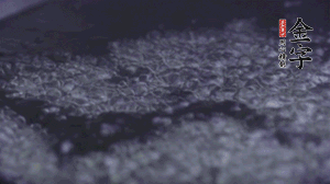 小青菜洗凈后，鍋中水燒開，放點鹽和滴幾滴油后燙熟。