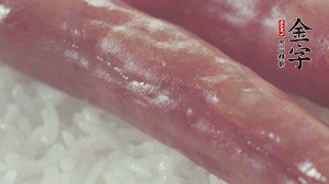 關(guān)上蓋子，煮到米飯露出時。