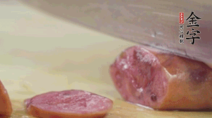 拿出香腸和臘肉，切成片后重新鋪入。