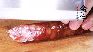 金字肉感香腸切成片，大蒜切末。