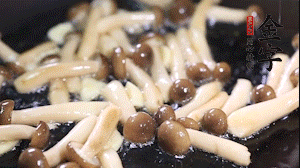 熱油下鍋煸香蒜末，依次加蟹味菇、香腸、西蘭花均勻翻炒，放適量水燜煮3分鐘。