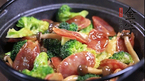 出鍋前加少許鹽、水淀粉即可。