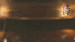 冷水下鍋，加入牛仔骨、姜片焯水備用。