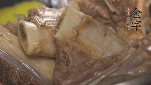 鍋中加熱適量油，加入姜和牛仔骨炒至外表呈金棕色。