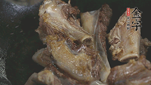 加入白蘿卜、料酒、水、火腿煮40分鐘。