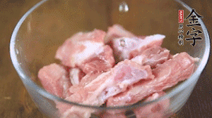 切成小段的排骨洗凈后，加姜片焯水3分鐘。