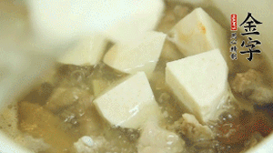 加入適量清水、黃酒燉開后，小火煮1小時即可。