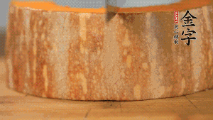 南瓜去皮洗凈后，切成規(guī)則的長方形。